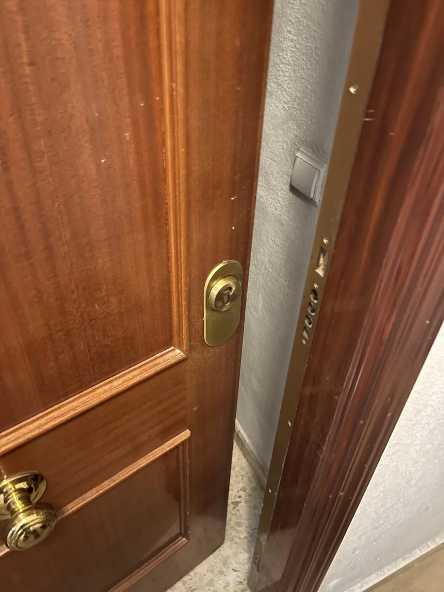 Cerradura multipunto en una puerta de entrada